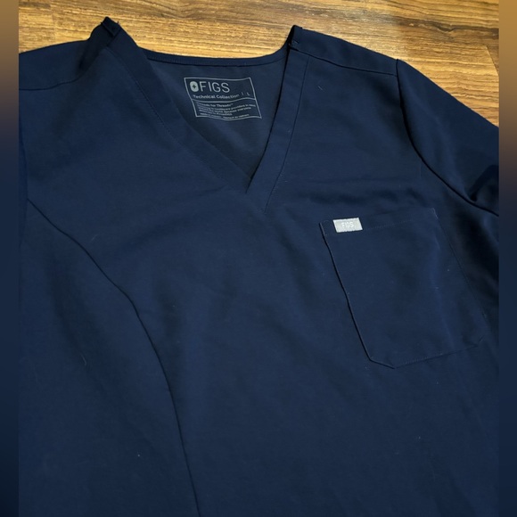 Navy SLIM one-pocket Figs Scrub Top- large - Picture 3 of 4